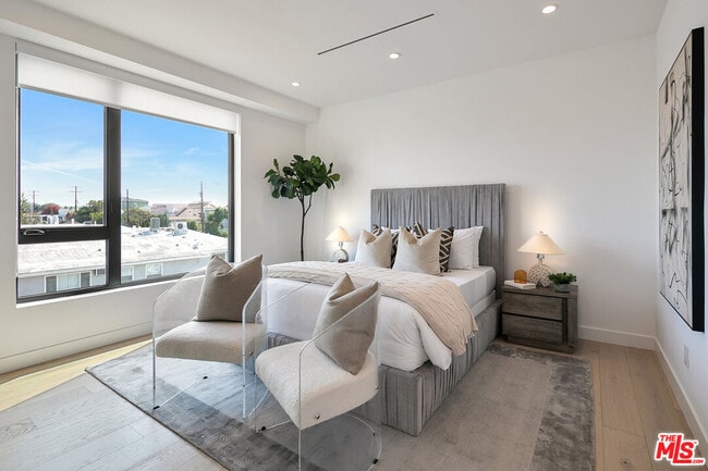 Building Photo - 5164 W Mid City Ct