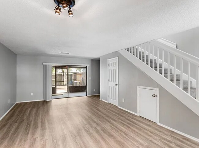 Building Photo - 2820 S Pines Dr