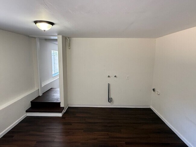 Building Photo - 3-Bedroom Rodeo Home with Brand New Kitchen!