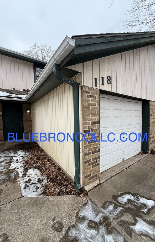 Building Photo - great price for a 2 bedroom townhome, easy access to highway.