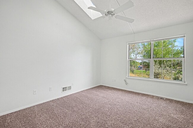 Building Photo - Updated 2 Bedroom, 2 Bathroom Townhome – Move-In Ready!