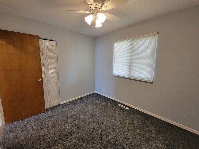 Building Photo - 3 bed, 1 bath, Close to South Bend Airport