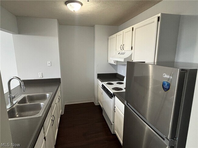 Building Photo - 59 Lincoln Way E