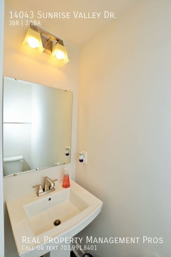 Building Photo - 14043 Sunrise Valley Dr