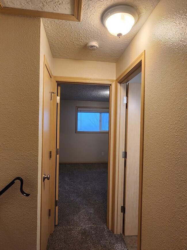 Building Photo - 1ST  FULL  MONTH'S  RENT  FREE   Pet-friendly Townhouse Near Parks and Downtown Newberg