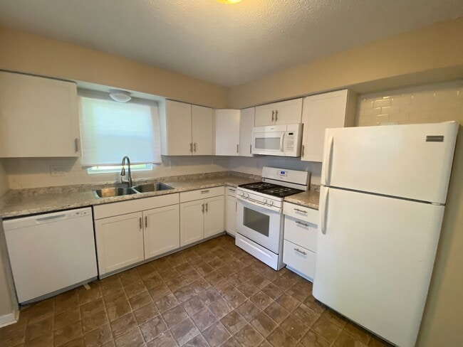 Building Photo - Three Bed, One Bath!