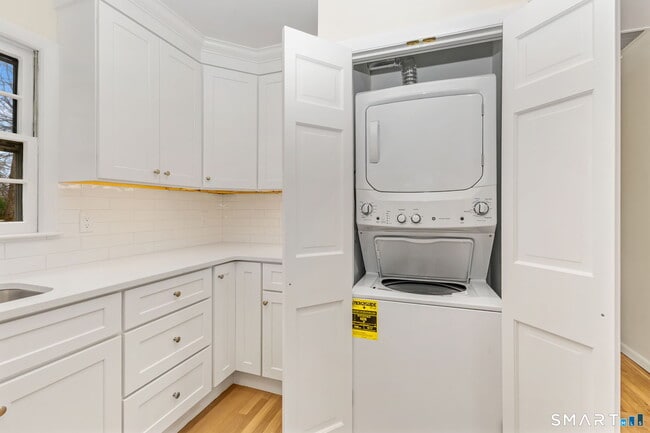 Building Photo - 17 Artic St