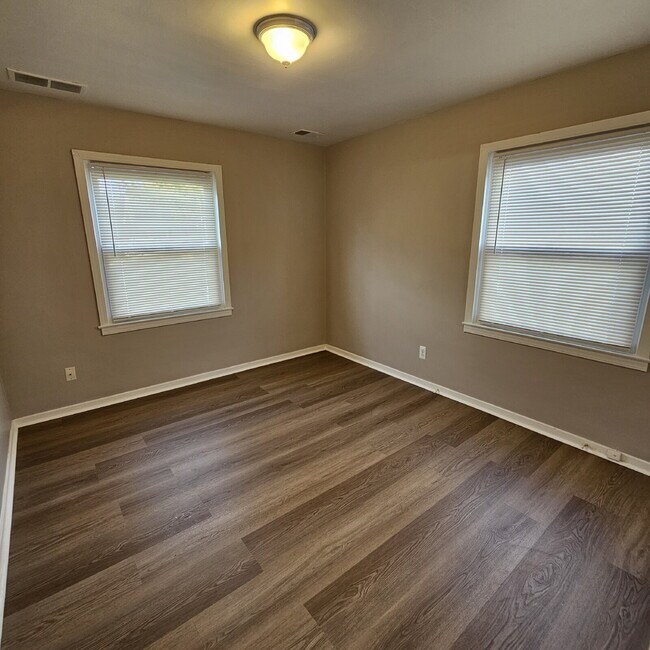 Building Photo - 3 Bedroom Bungalow w/ Updated Kitchen and ...