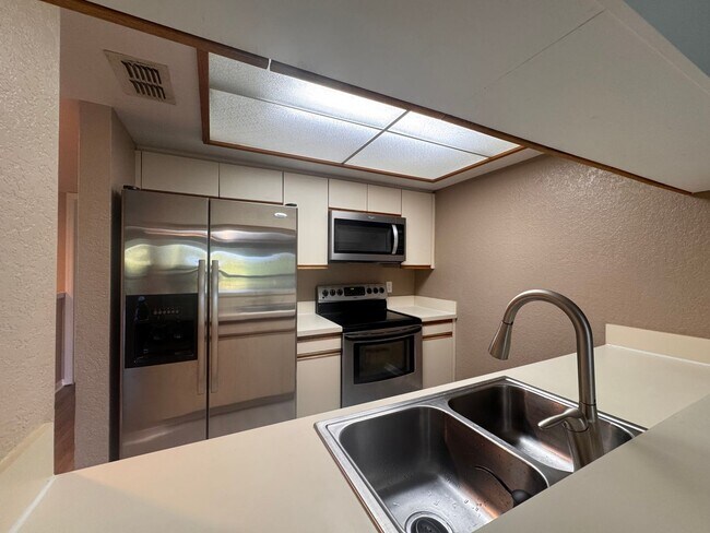 Building Photo - 3BR 3BA Townhome w/ Beach View +  Pool + Updated Kitchen + Balcony/Patio in Hidden Harbour