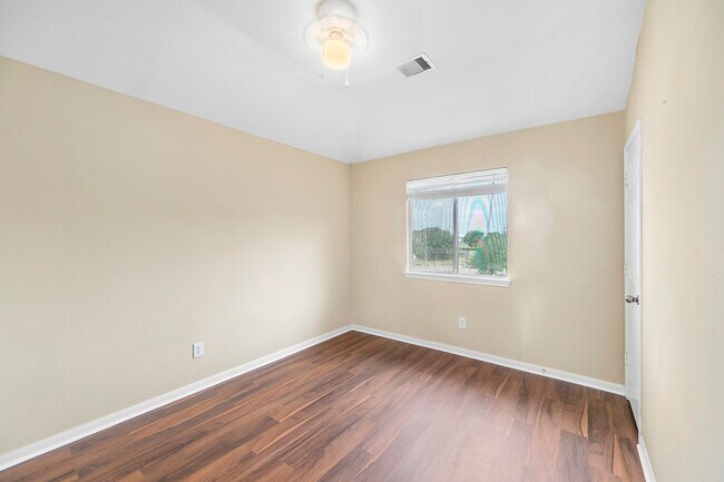 Building Photo - 10003 Lynette Falls Dr