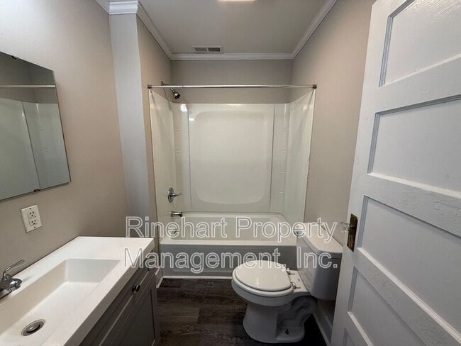 Building Photo - 216 Meade St