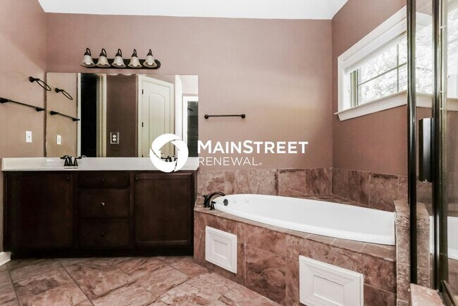 Building Photo - 4 Bedroom Pet-Friendly Home in MEMPHIS, TN with Main Street Renewal