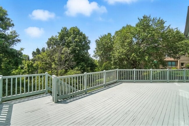 Building Photo - Luxury, Privacy, and Convenience All in One!