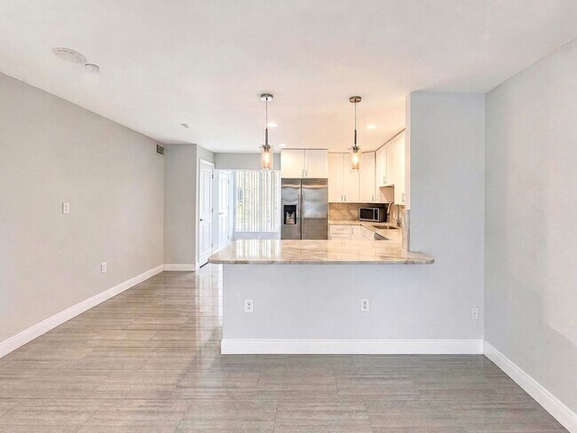 Building Photo - Remodeled First-Floor Condo Available Now in Naples