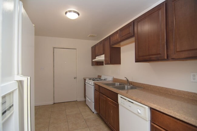 Building Photo - Charming Remodeled 2 Bedroom 1 Bath Home! ...
