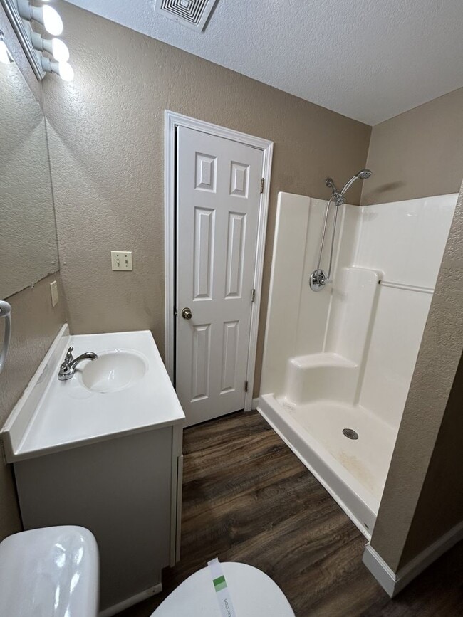 Building Photo - Very Nice 3BR/2BA Duplex on Dead End Street!