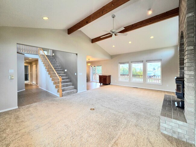 Building Photo - Grandiose Home on 1 Acre -- in East Wenatchee for Rent!!