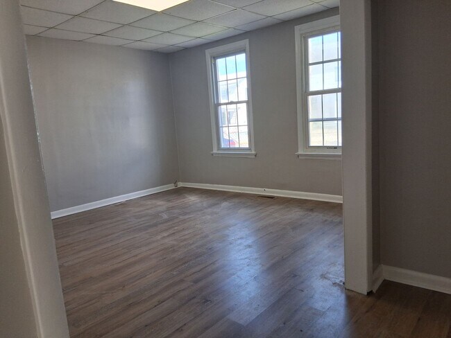 Building Photo - 530 Columbia Ave