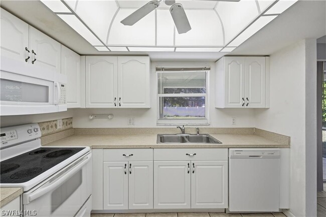 Building Photo - 826 SE 5th Ct