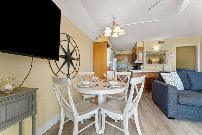 Building Photo - 8743 Thomas Dr