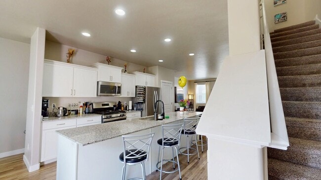 Building Photo - Spacious Townhome - 4 Bedrooms/3 Baths in South Jordan