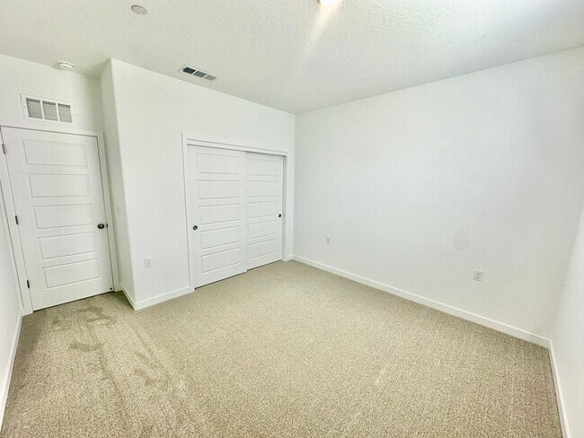 Building Photo - 878 Fruitwood Ave