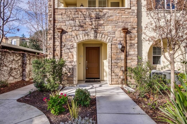 Building Photo - Amazing 3 Bed, 3 Bath Home in Sunnyvale near Seven Seas Park