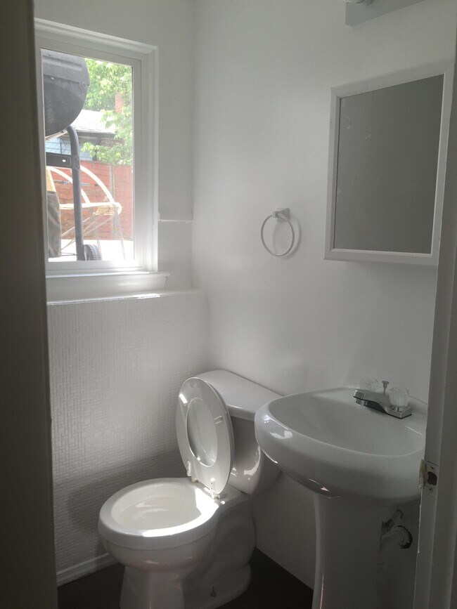 Building Photo - 4976 Labelle Dr