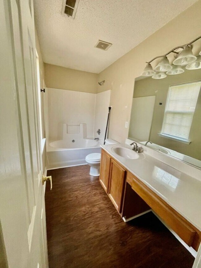 Building Photo - Must see this Adorable 3 bedroom 2 bath 2 garage home . Located in the Reedy Creek Plantation