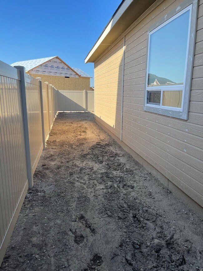 Building Photo - 4 bedroom 2 bath large loft area upstairs / All bedrooms downstairs