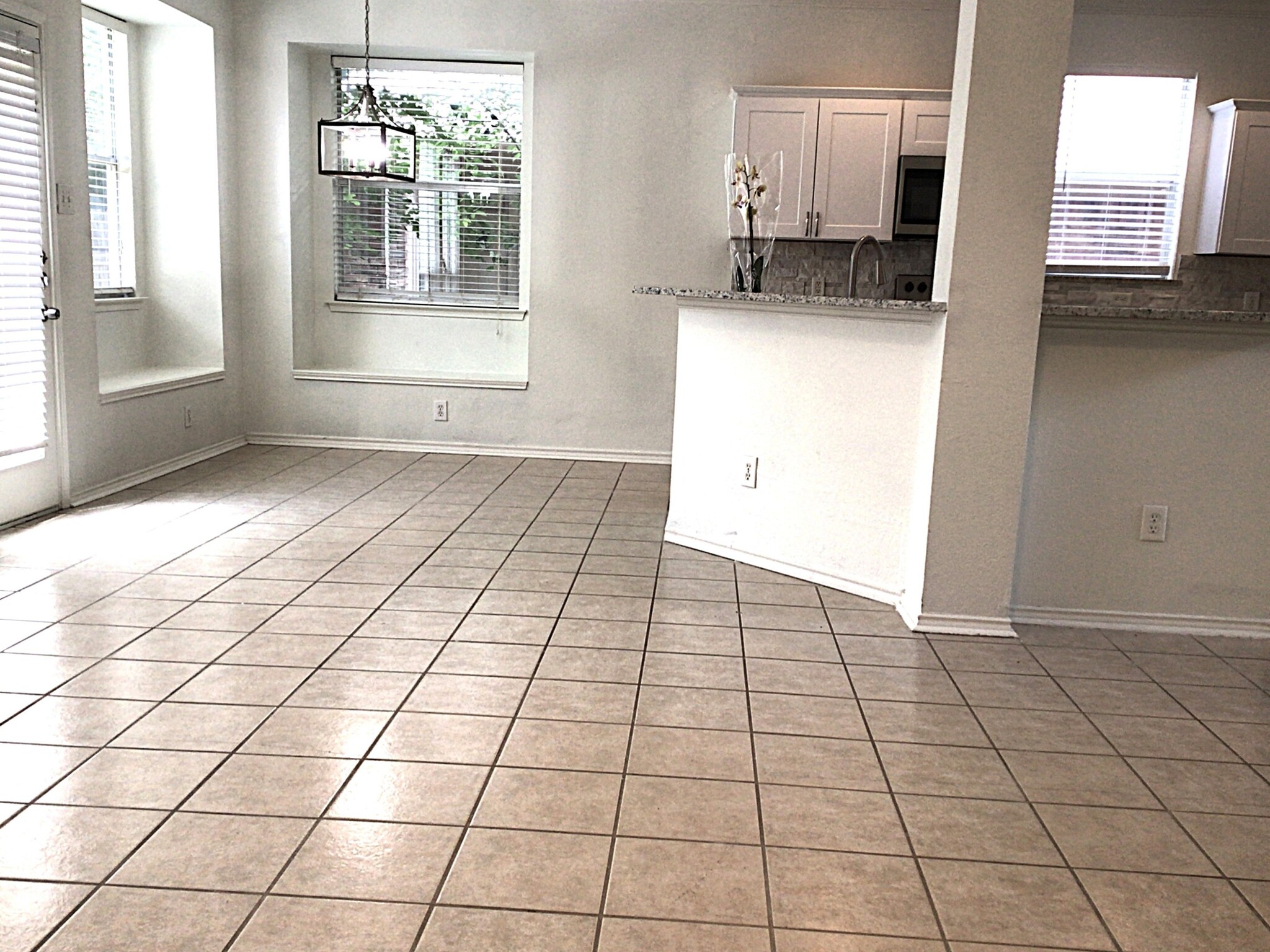 Building Photo - 1745 Cresthill Dr