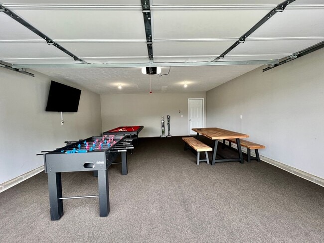 Building Photo - Brand New Home Walking distance to Spooky ...