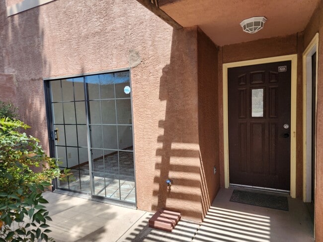 Building Photo - 1623 S Main St