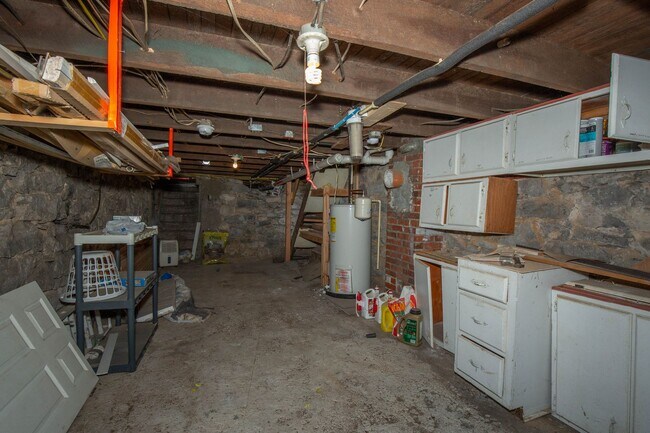 Building Photo - 2 Bedroom, 1.5 Bath, Duplex in Historic Martinsburg, WV