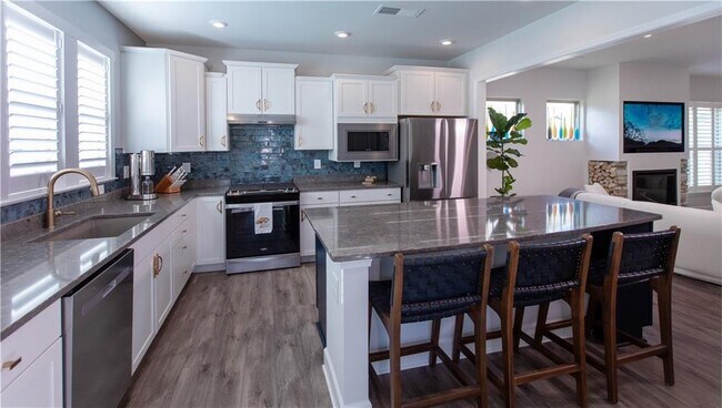 Building Photo - 5687 Villa Crest Dr