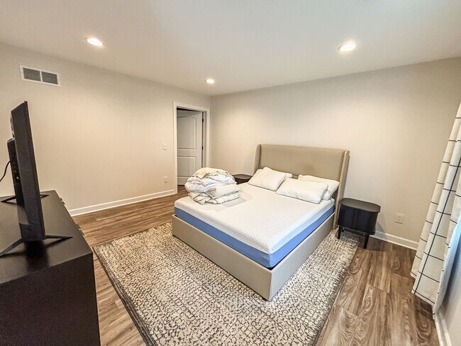 Building Photo - 3 Bedroom Town Home