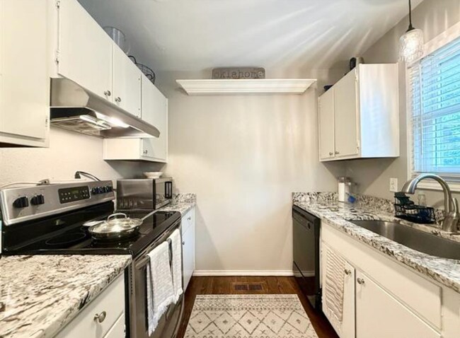 Building Photo - 2 Bed | 2 Bath Condo on Crybaby Hill