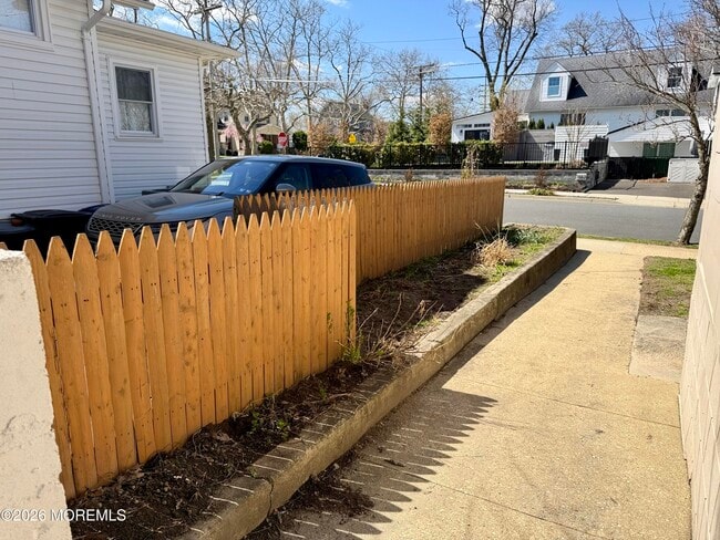 Building Photo - 1102 Drummond Ave