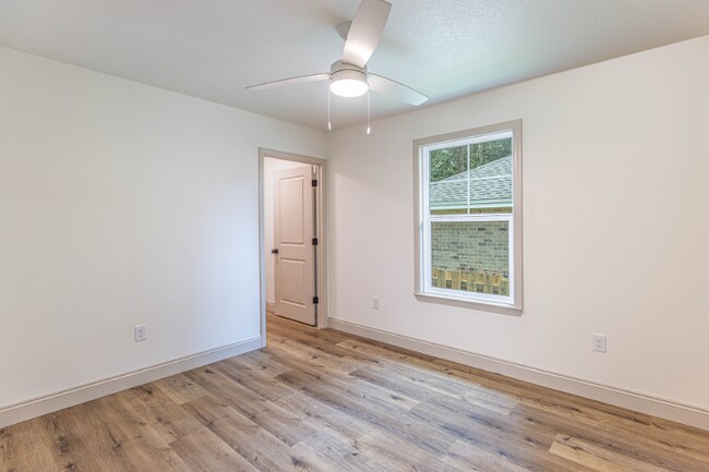 Building Photo - 102 Lois Pl