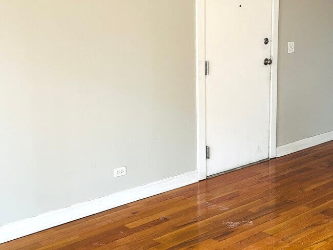 Building Photo - 214 W 31st St