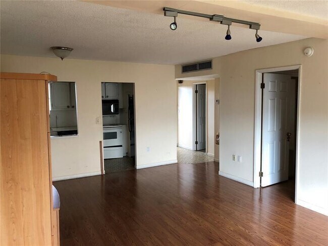 Building Photo - 1700 NE 191st St