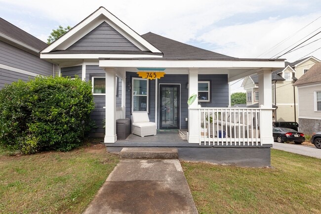 Building Photo - Stylishly Updated 3/2 w/ Large Deck in Grant Park!