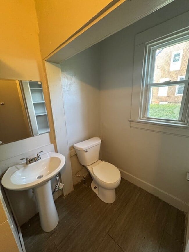 Building Photo - 812 Huestis Ave