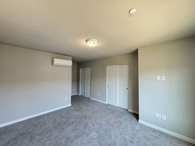 Building Photo - 3B/3B cozy townhome