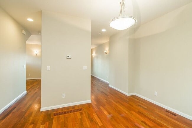 Building Photo - Springwater Corridor Luxury Townhome: Popu...