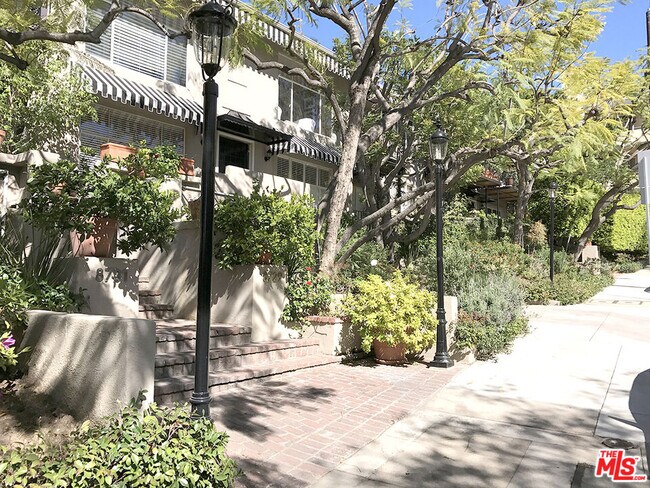 Building Photo - 8727 Shoreham Dr