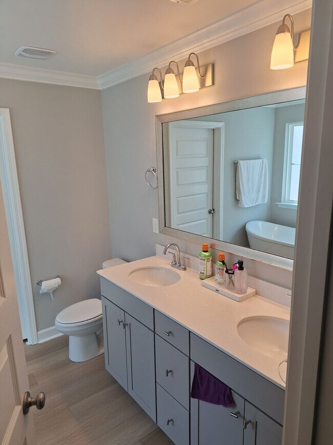 Building Photo - Beautiful Five Bedroom Home Located in Northeast Columbia!