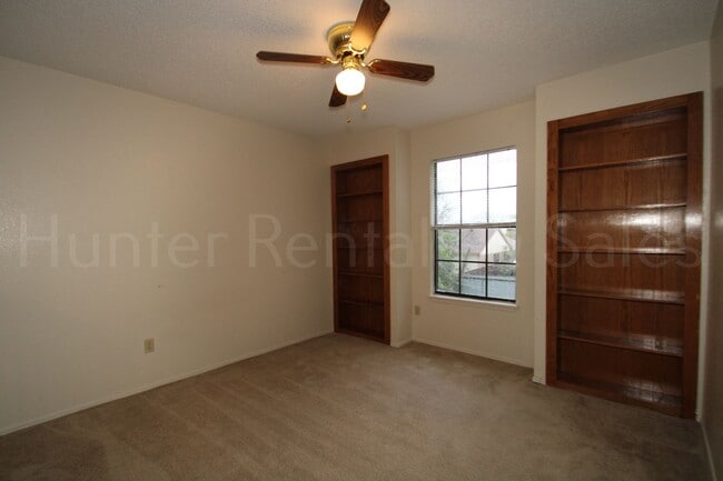 Building Photo - Perfect Two-Story