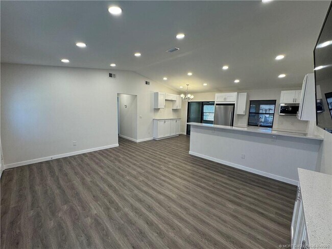 Building Photo - 981 SW Bay State Rd