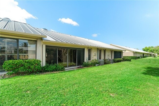 Building Photo - 7711 SE Sugar Sand Cir